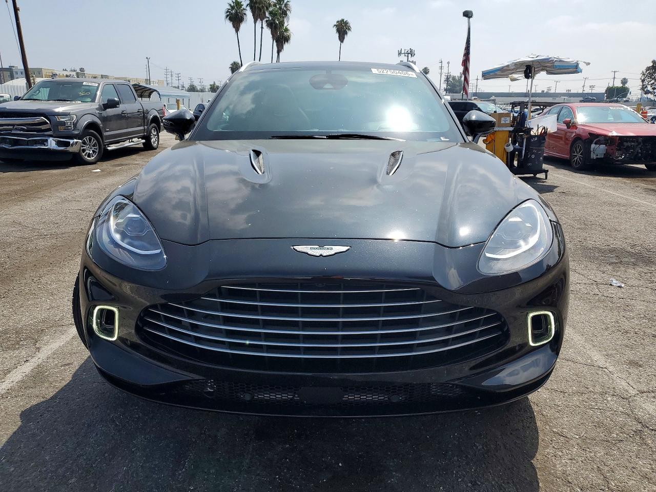 Aston Martin Dbx 2021 4