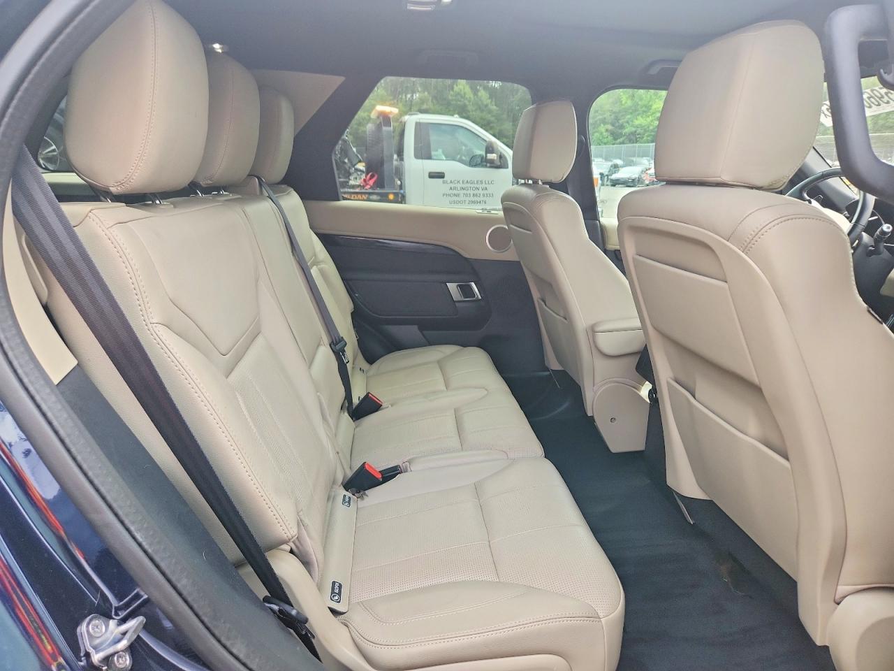 Land Rover Discovery SE 2020 10