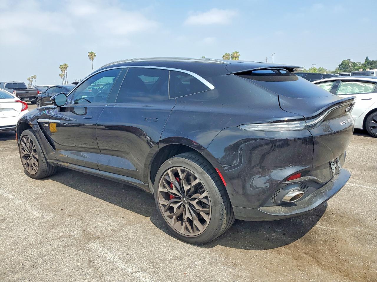Aston Martin Dbx 2021 1