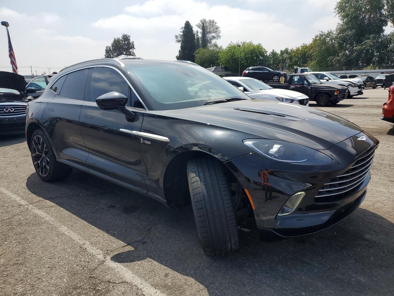 Aston Martin Dbx 2021 3