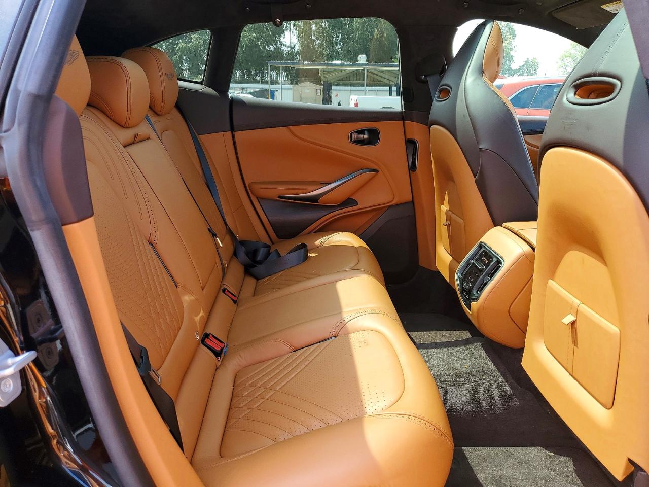 Aston Martin Dbx 2021 10