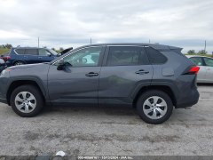 Toyota RAV4 LE 2022 4